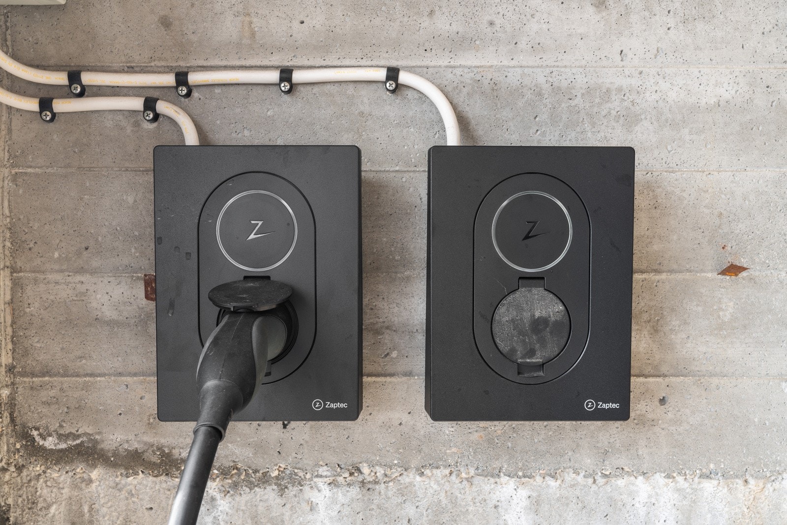 I garasjen er det lagt ny kurs til elbillading.