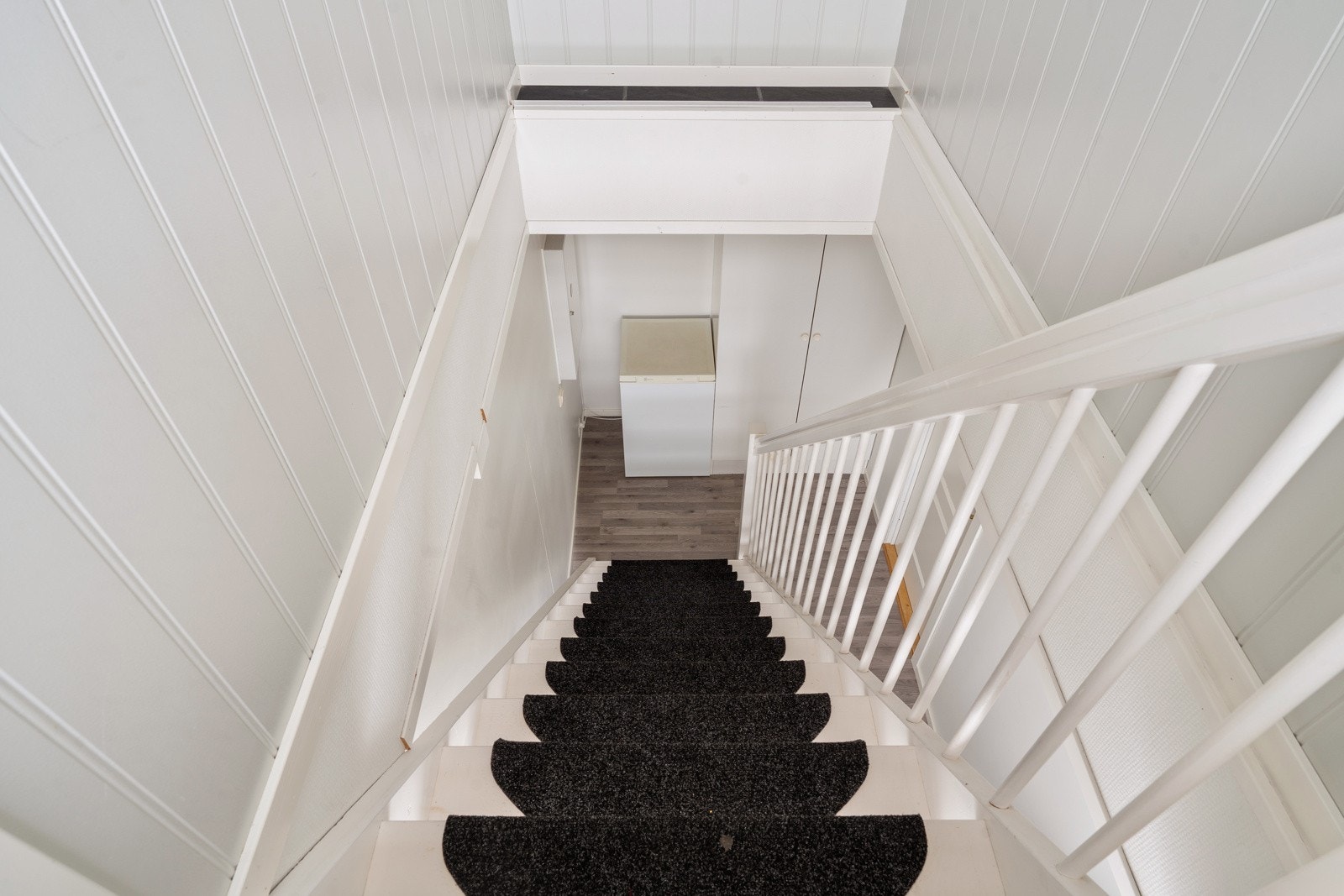 Trapp ned til stort soverom.