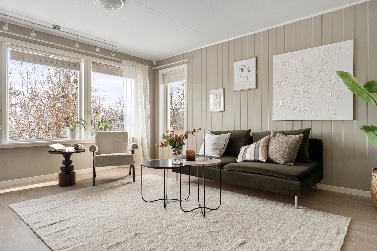 Lyse og tidsrikte fargevalg.