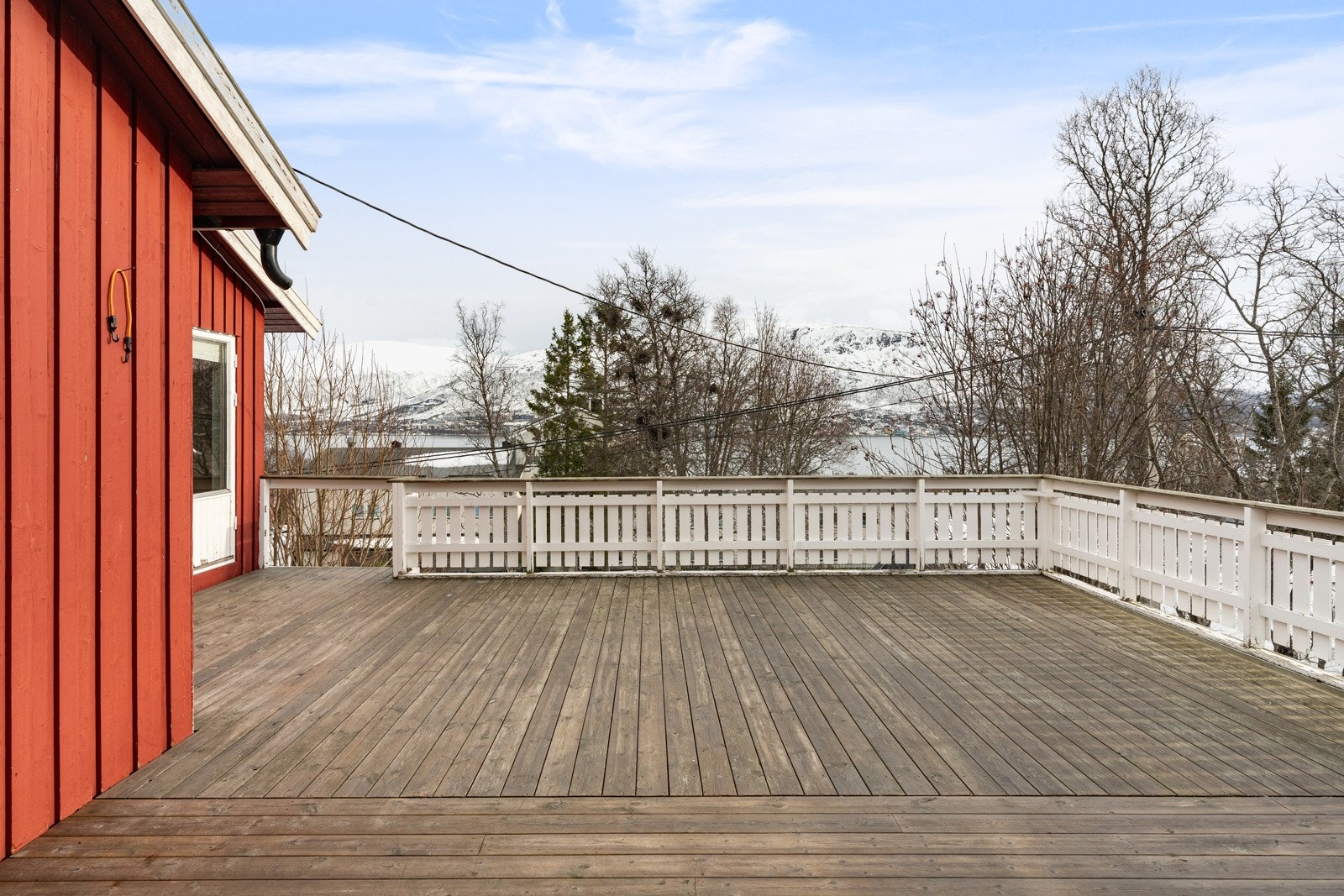 Stor veranda oppå garasjen med gode solforhold!