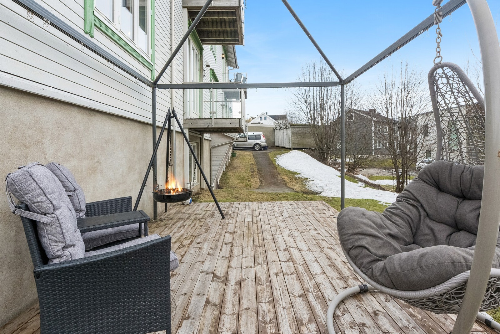 Privat terrasse utenfor leiligheten der fine sommerdager kan nytes. Galleribilde