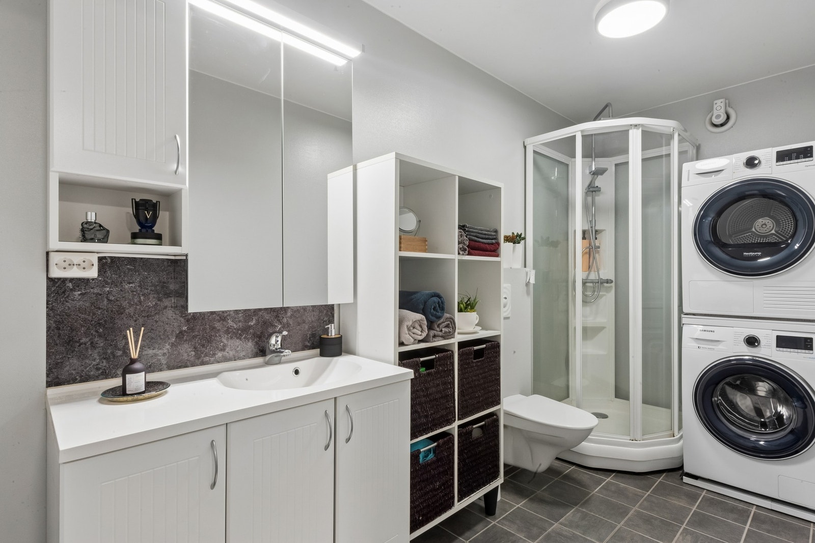 Badet med god plass også for vaskemaskin og tørketrommel. Galleribilde