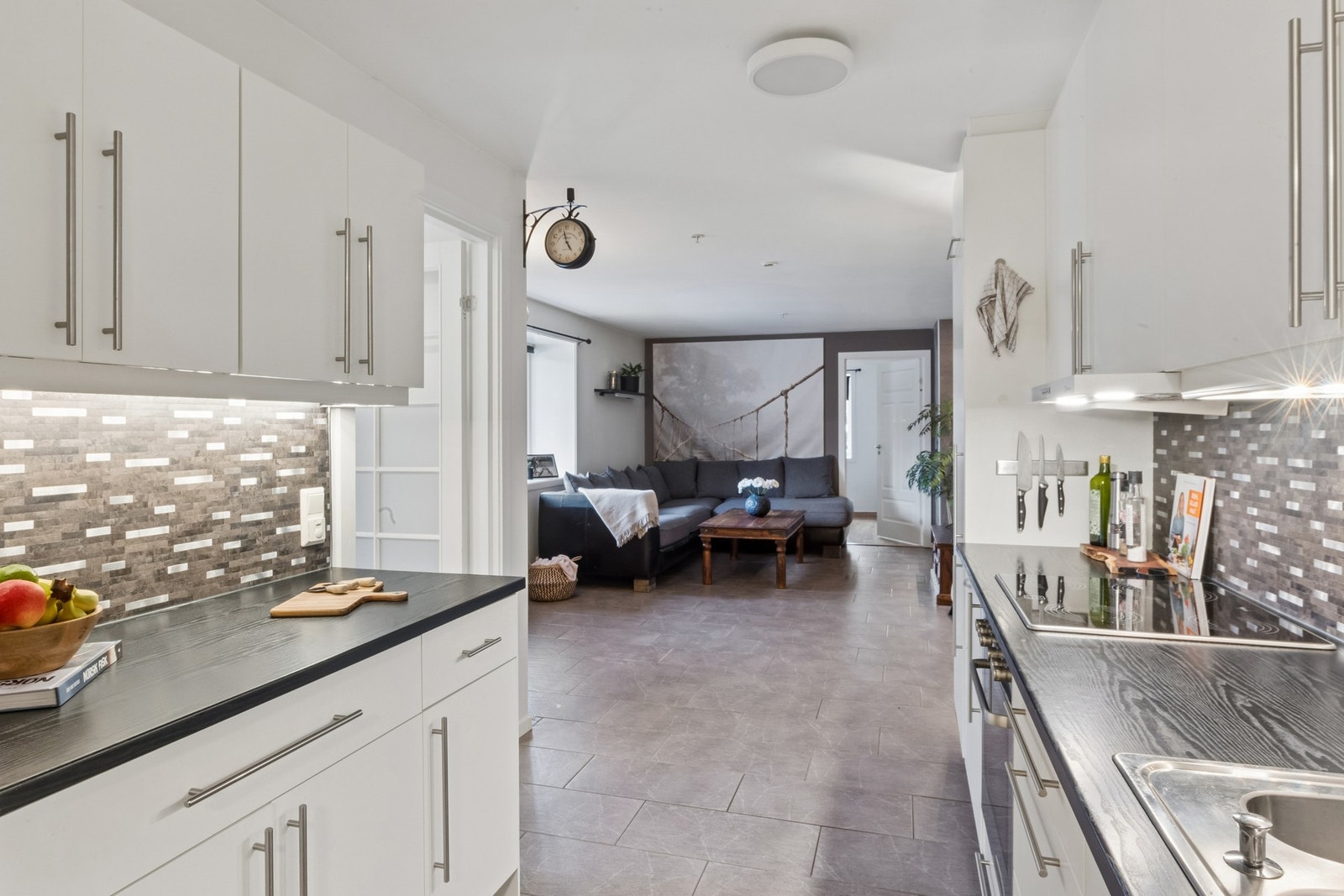 Åpen løsning mellom stue og kjøkken. Galleribilde