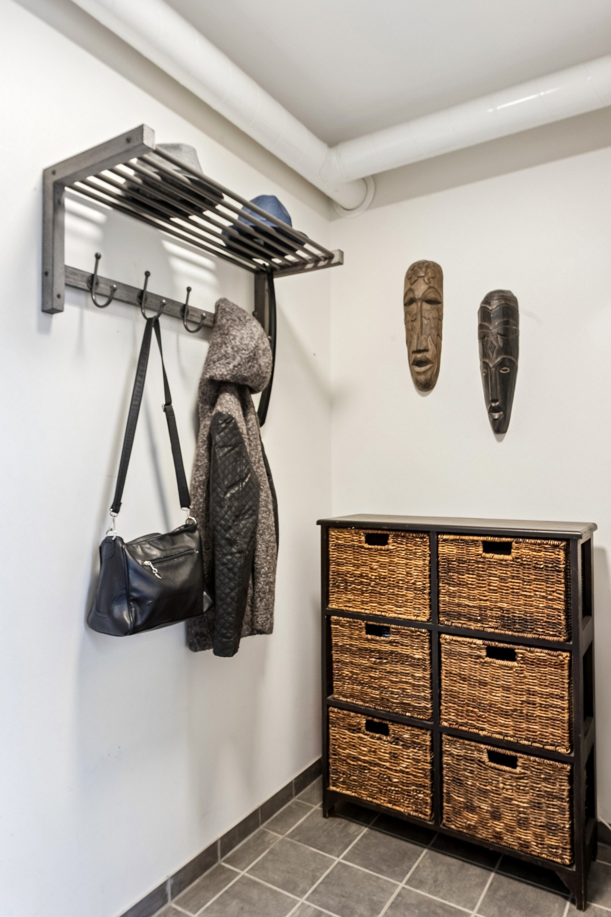 Entréen gir god plass til oppbevaring. Galleribilde