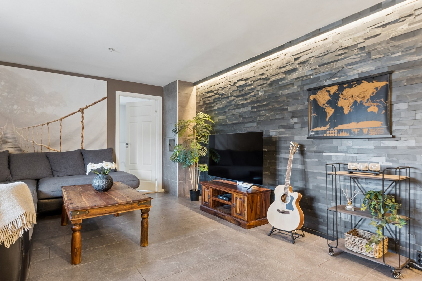 sjekk den fine steinbelagte og lyssatte veggen i stuen! Galleribilde