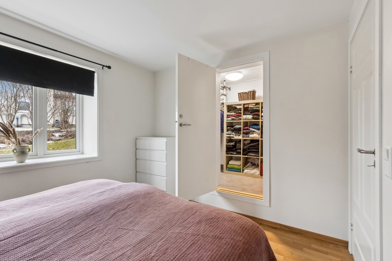 Dette soverommet har walk- in garderobe. Galleribilde