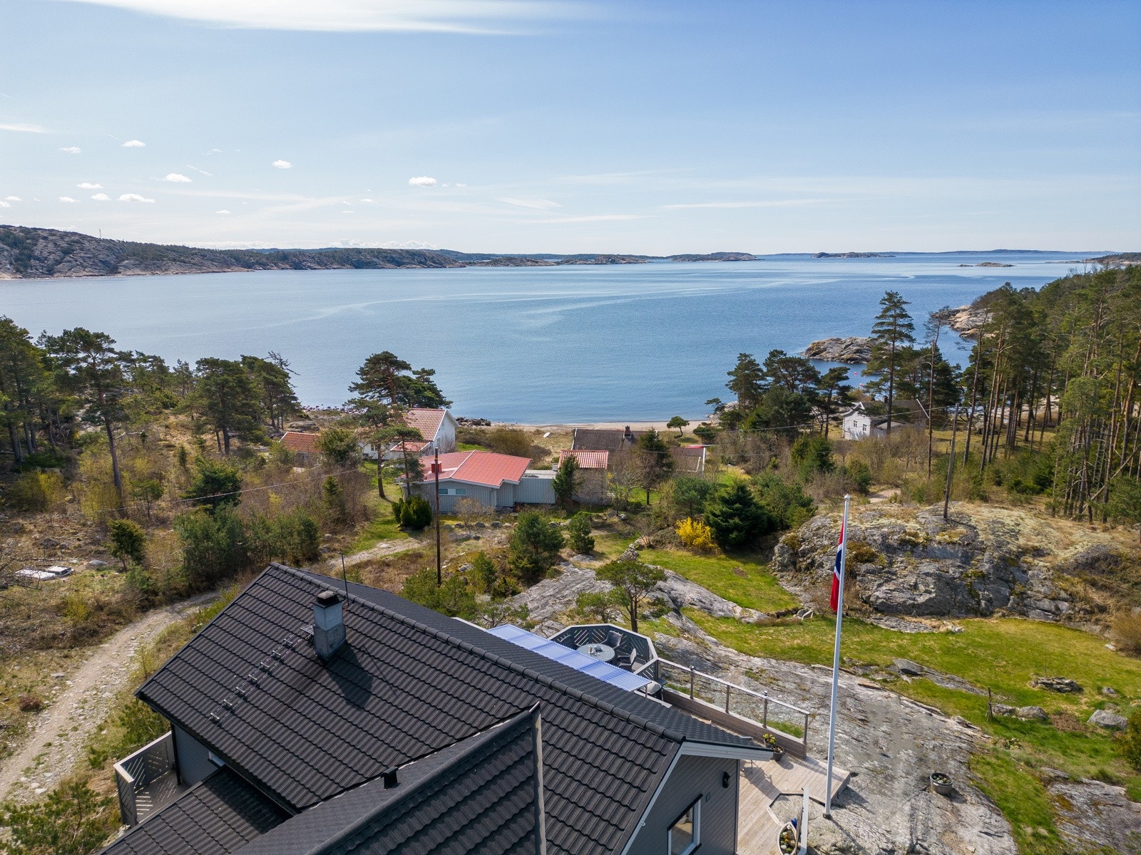 Romslig hytte som er tilbygget/påbygget i 2008 ligger på en fjellkolle med vid utsikt i retning Svenskelandet og Koster Galleribilde