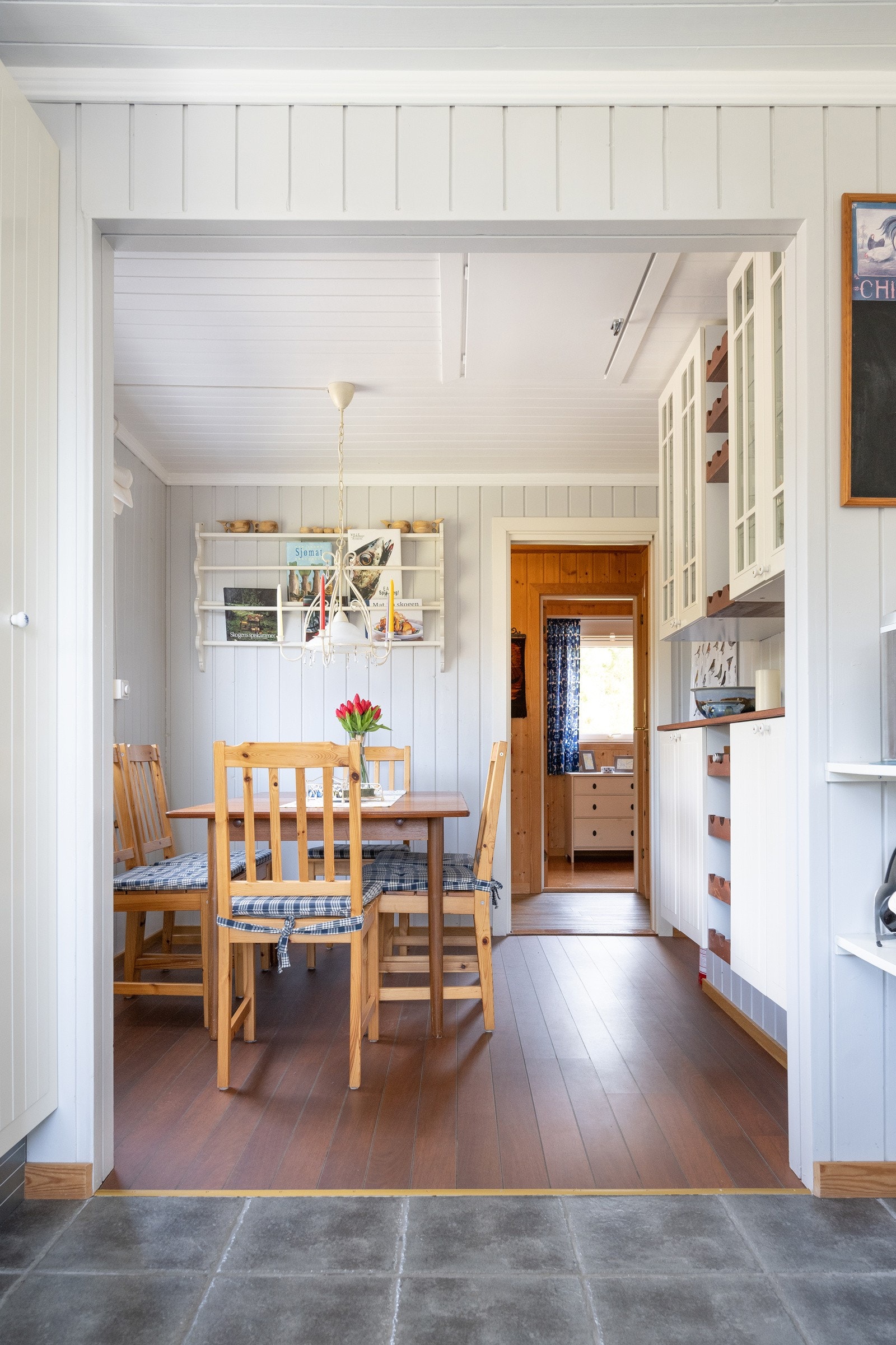 Mot kjøkken/spiseplass Galleribilde