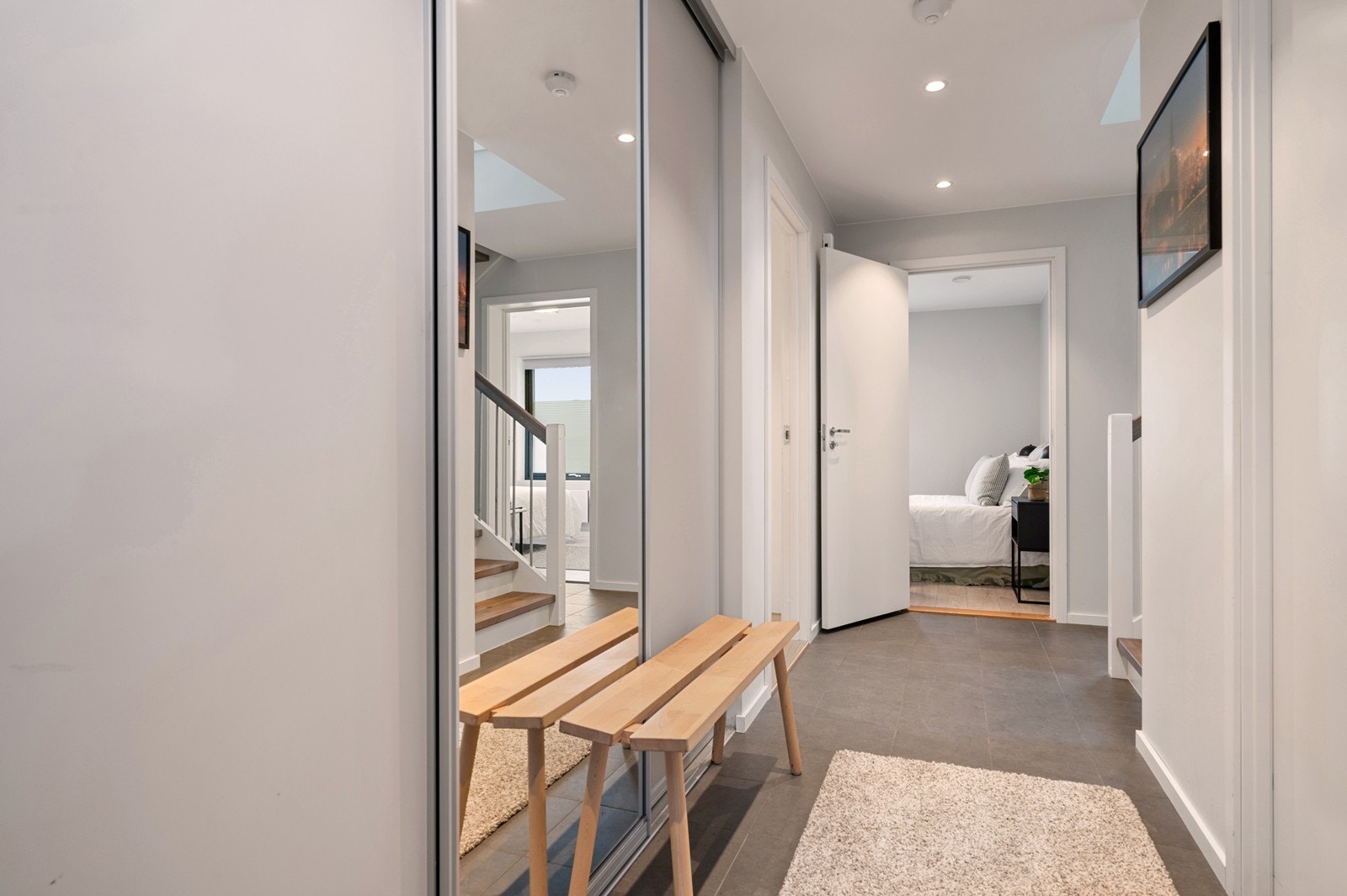 Velkommen inn - I entreen er det en praktisk skyvedørsgarderobe. Galleribilde