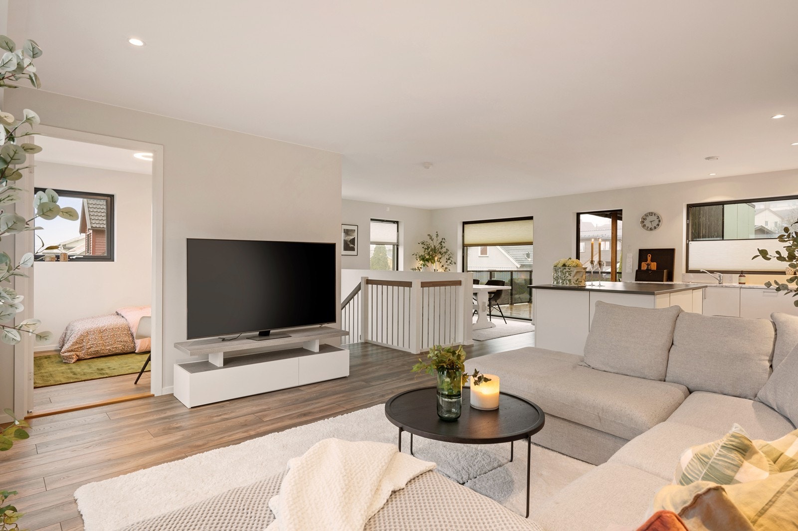 Her er det god plass til både sofagruppe og tv-møblement. Galleribilde