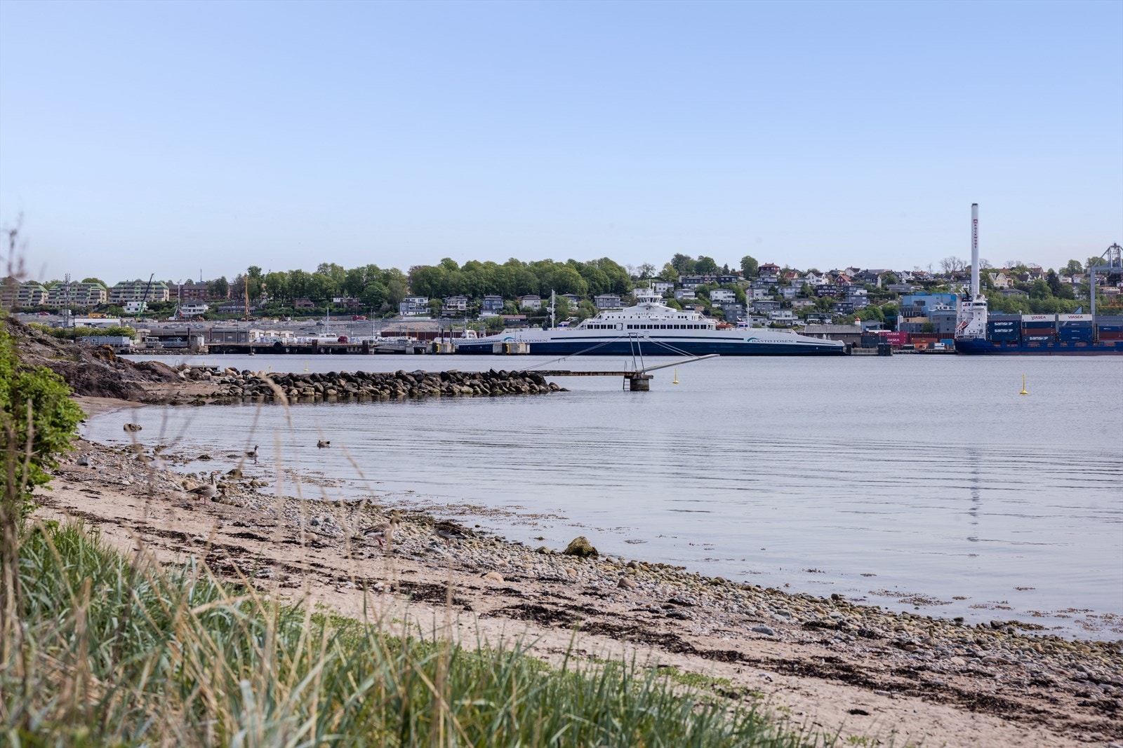 Rett nedenfor boligen ligger Vårlistranden, en del av den vakre kystien på Jeløya med sandstrand og molo. Galleribilde