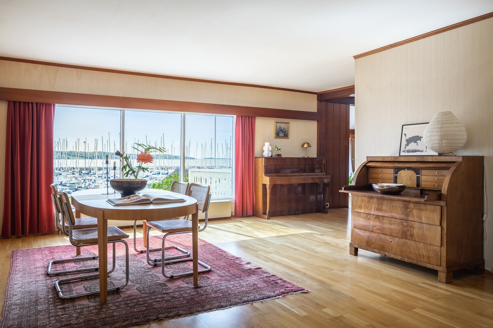 Utsikten via store vinduer er maritim og idyllisk. Galleribilde