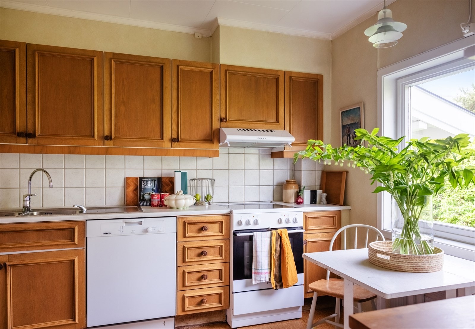 Mellom over- og underskap er det fliser, og under et stort vindu er det plass til frokostbord for kaffebesøket eller mindre måltider. Galleribilde
