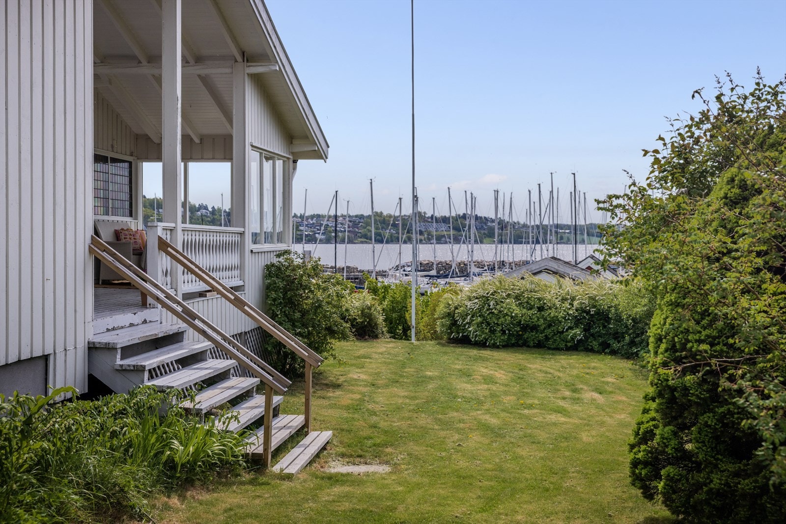 Fra veranda er det videre trapp ned til hage på eiendommens sydvestre side. Galleribilde
