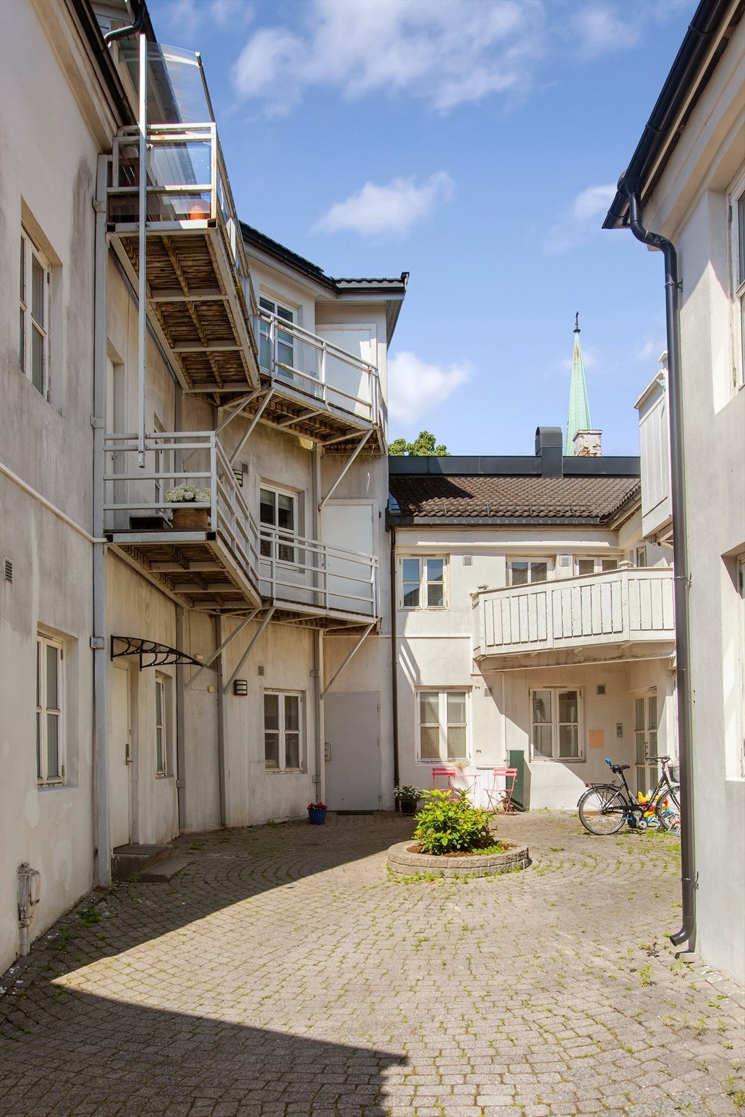 Bakgård Galleribilde