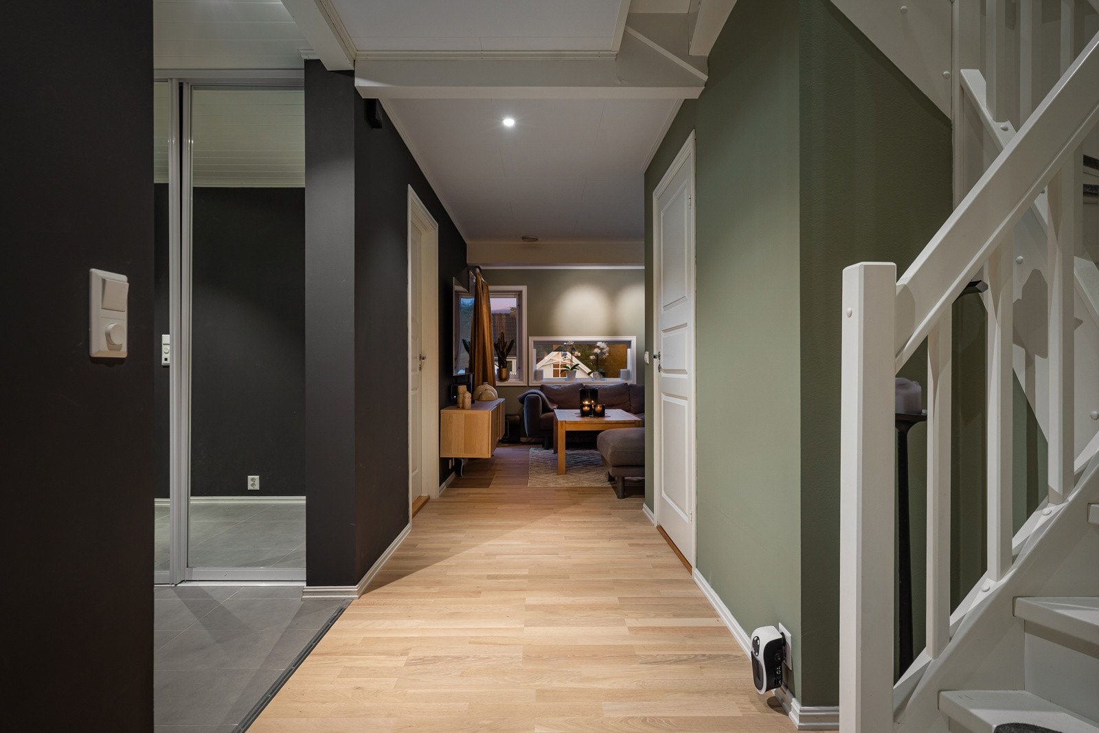 Gangen er flislagt og har skyvedørsgarderobe for oppbevaring. Galleribilde