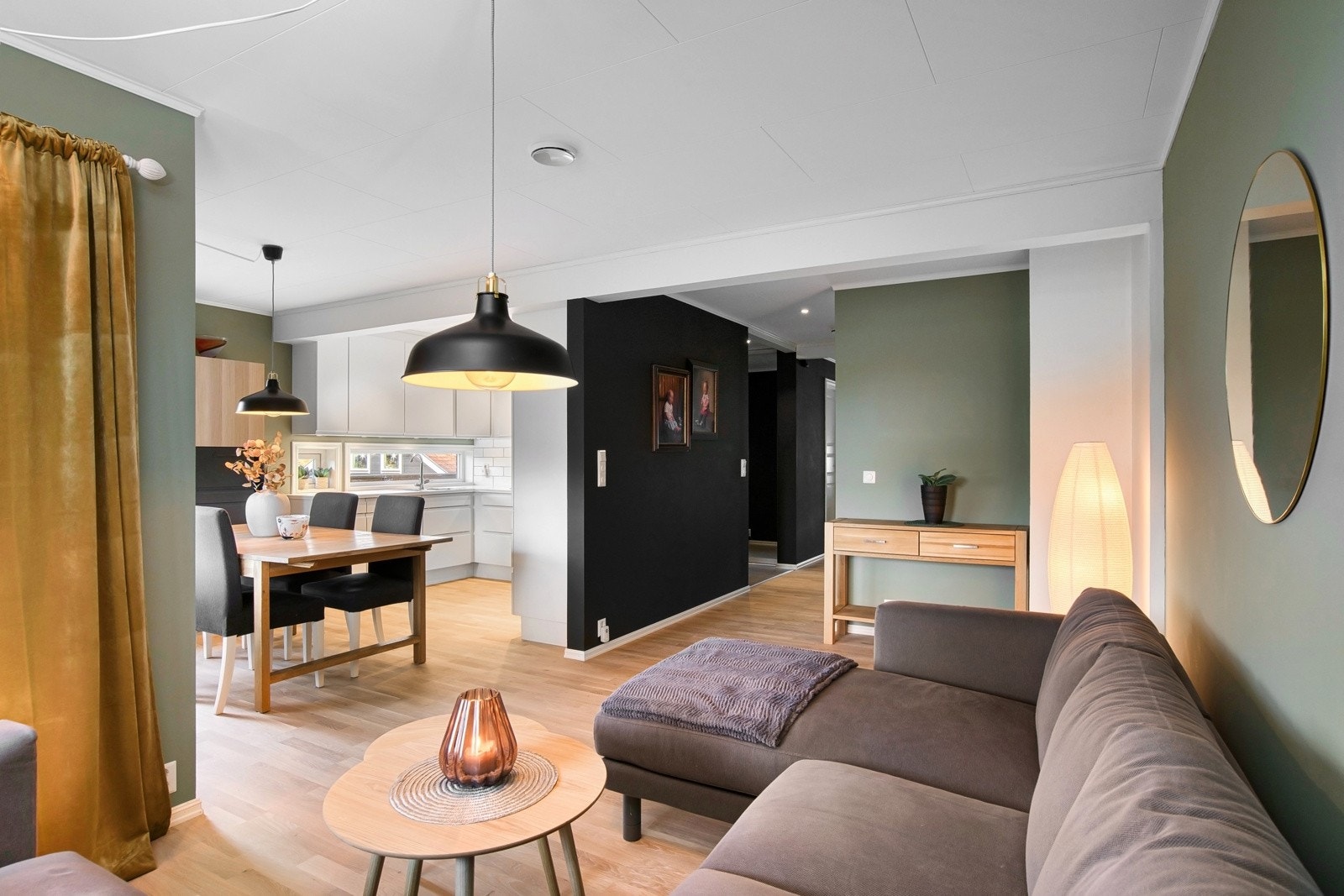 Trivelig stue med halvåpen løsning mot kjøkkenet - praktisk i hverdagen. Galleribilde