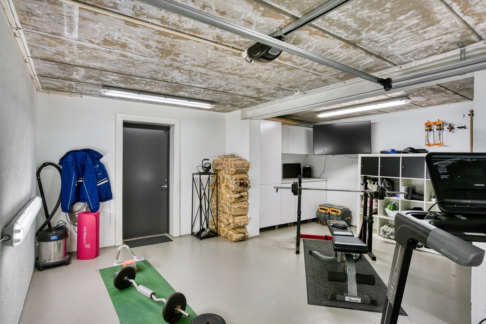 I underetasjen er det en romslig garasje Galleribilde