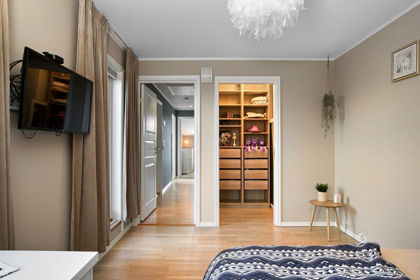 Hovedsoverom har også lutebalkong og en rosmlig garderobe. Galleribilde