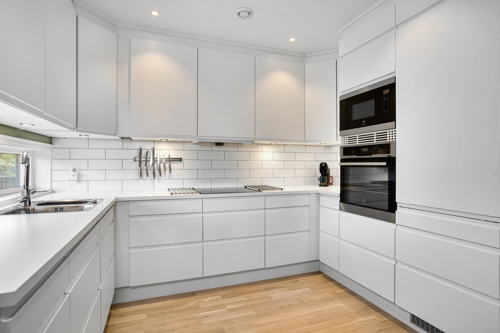 Pent kjøkken hvor det er rikelig med lagringsplass. Hvitevarer kan medfølge etter avtale. Galleribilde