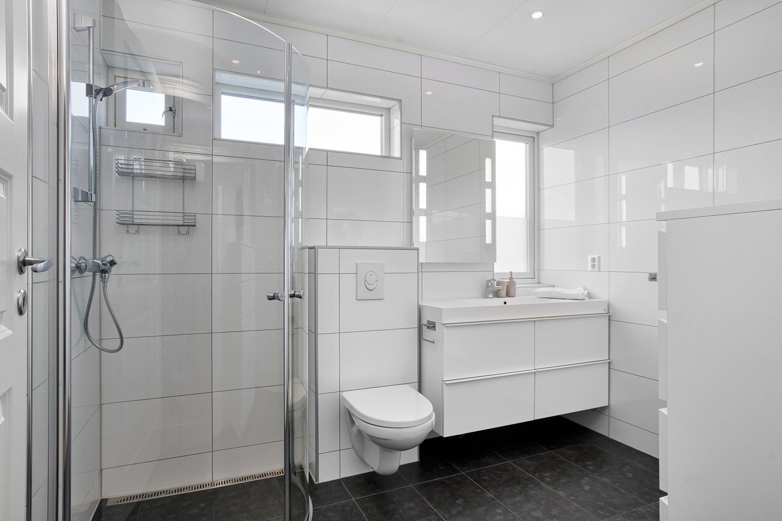 Et av to bad - dette ligger i første etasje. Galleribilde