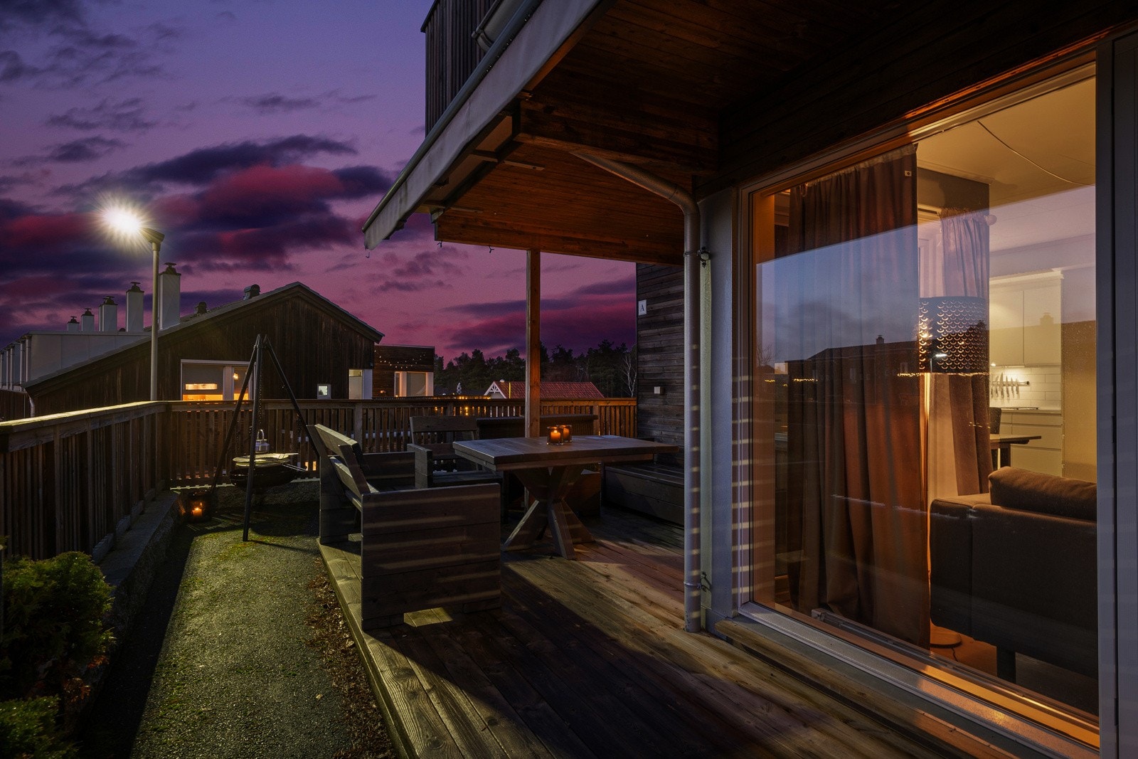 Fra stuen er det utgang til solrik uteplass. Galleribilde