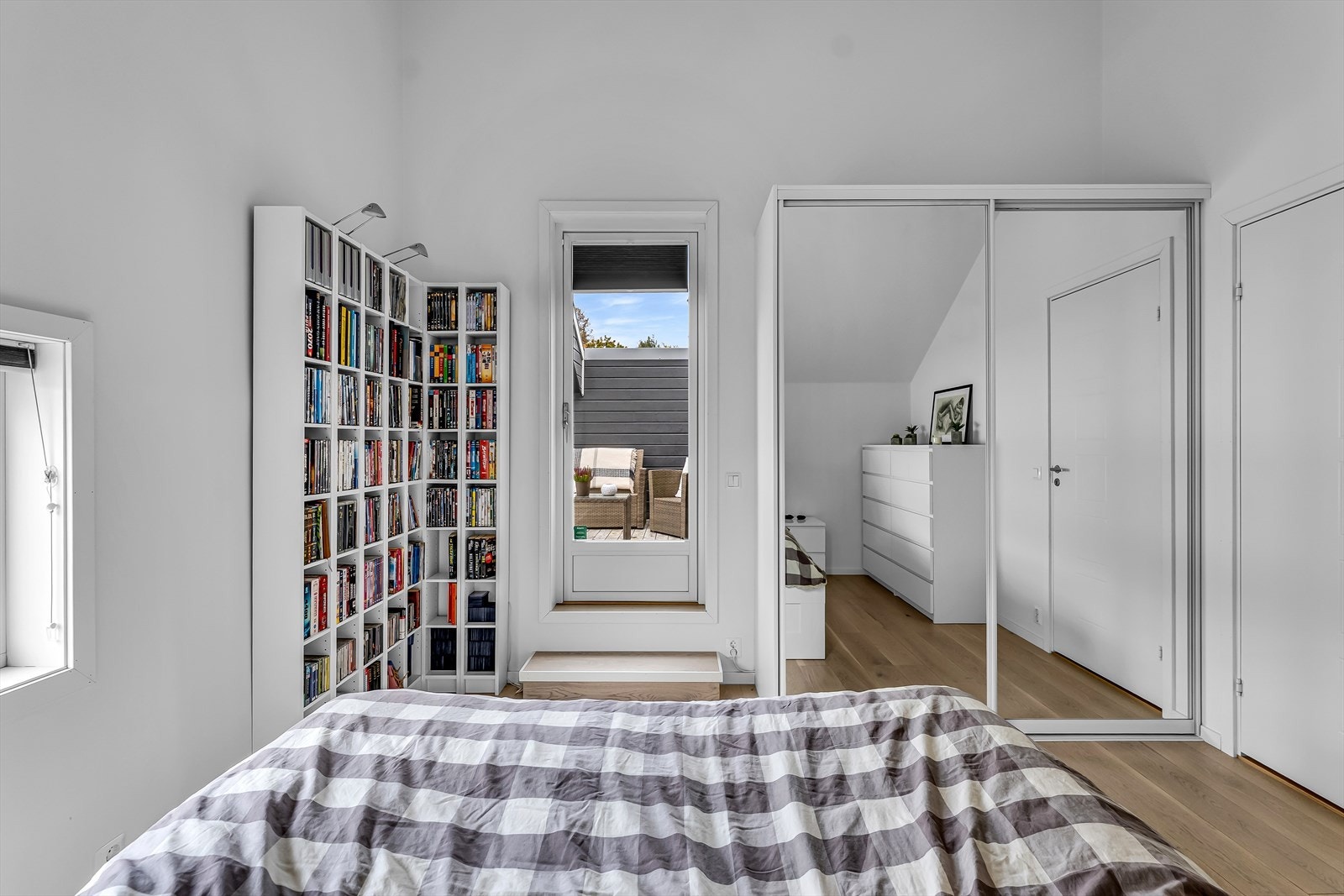 Her hovedsoverommet med egen balkong/terrasse. Galleribilde