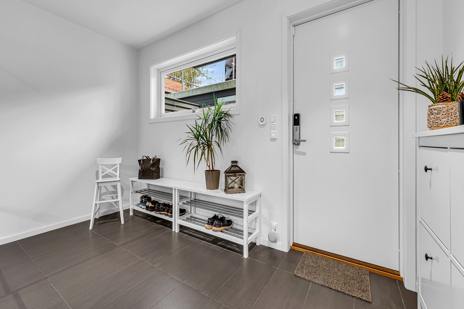 Innbydende entré med et elegant garderobeskap med speildører, som gir god plass til å henge fra seg yttertøy og oppbevare sko. Galleribilde