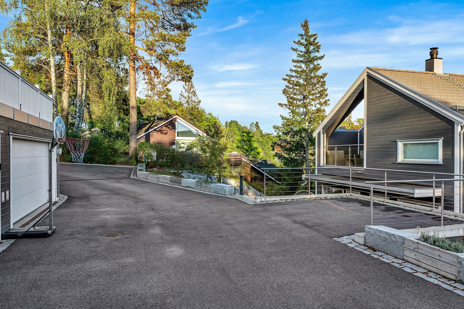 Det medfølger dobbelgarasje med plass til to biler iht. seksjoneringen. Det medfølger også en utebod på 8
kvm iht. reseksjoneringen. Galleribilde