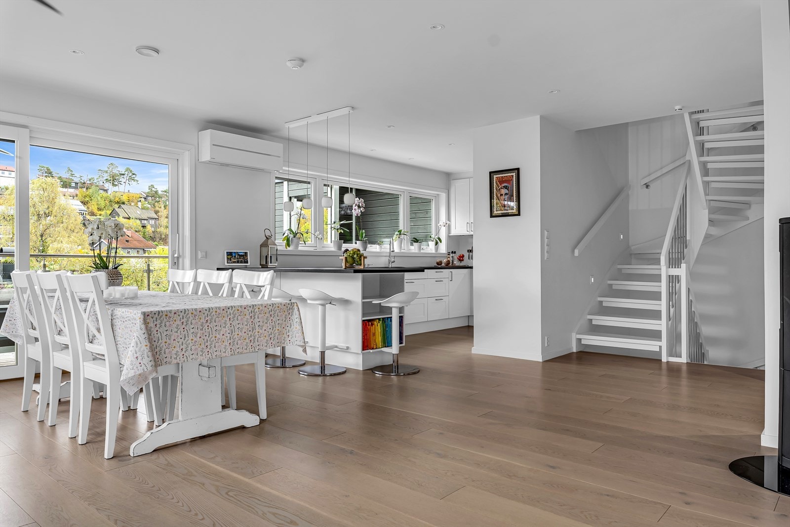 Videre inn i boligen kommer du til en stue med store vindusflater som slipper inn rikelig med lys. Her er det plass til sofa, tv-benk, skjenk, bokhyller etc. Stuen har også en peis som varmer godt på kalde vinterdager og som gir en hyggelig atmosfære. Galleribilde