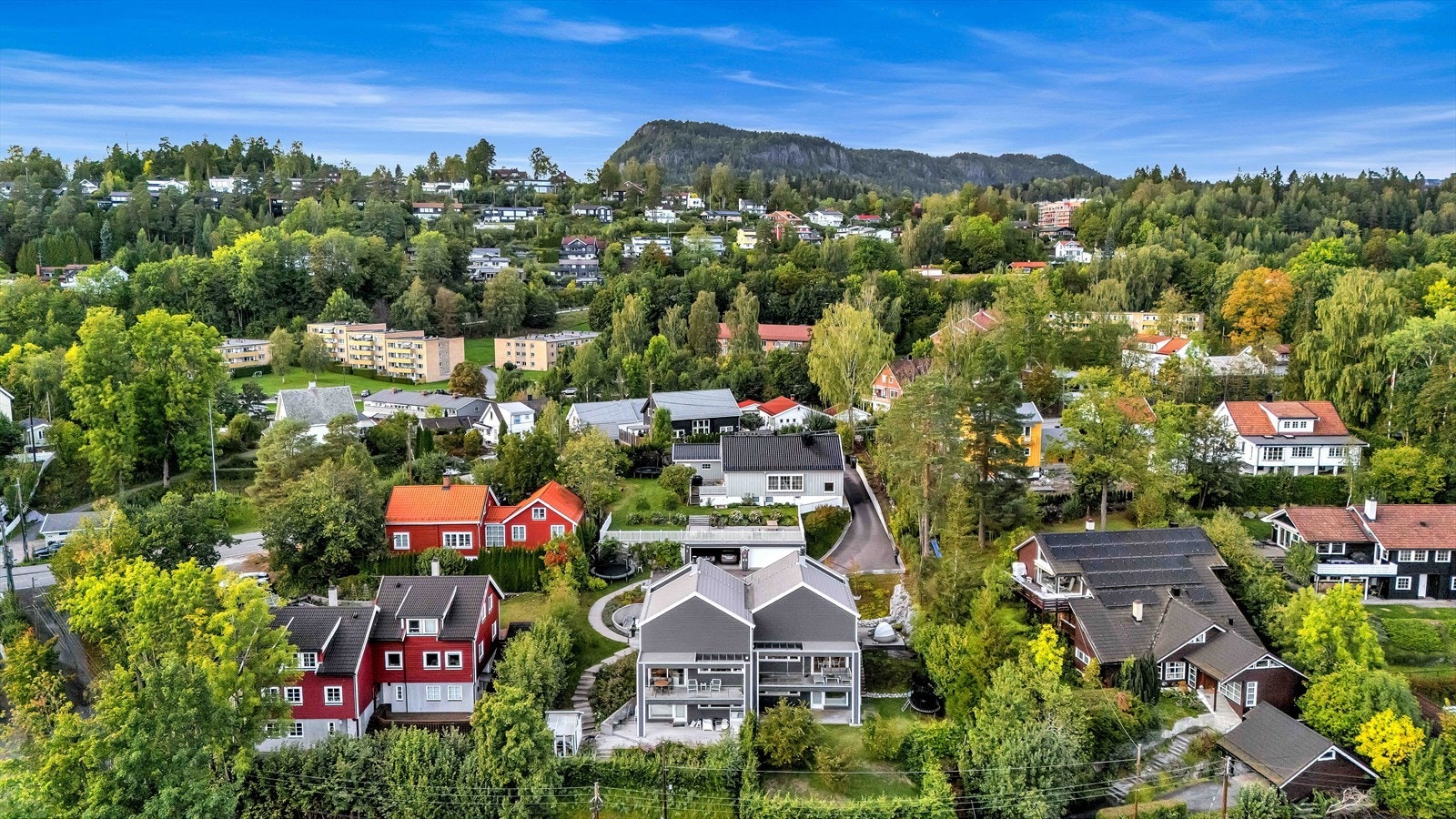 Eiendommen ligger i et svært ettertraktet boligområde på Valler, ikke langt unna Engervannet og Sandvika sentrum. Beliggenheten gir et trygt og rolig bomiljø, samtidig som du har kort vei til vakre turområder. Galleribilde