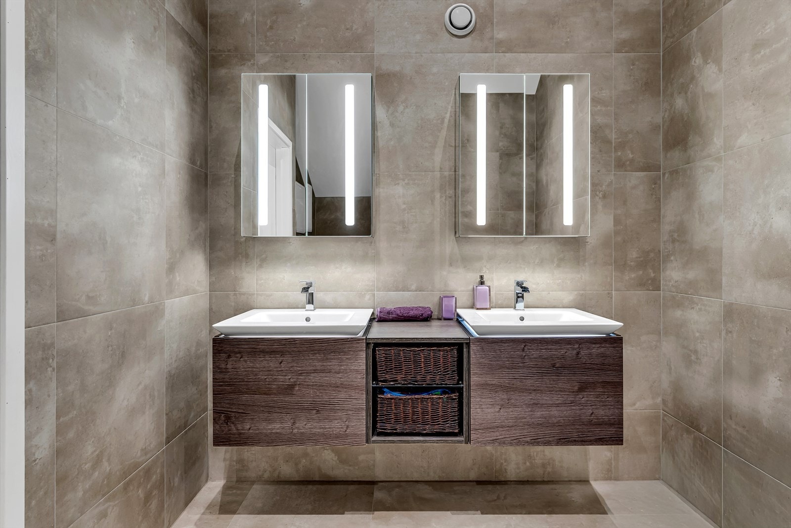 Lekkert flislagt bad. Rommet har gulvvarme og er innredet med to dusjer (regndusj) i egen nisje, dobbelt servant fra Villeroy & Boch med dimbar belysning og Tapwell waterfall servantbatteri, hjørnebadekar og vegghengt toalett. Galleribilde