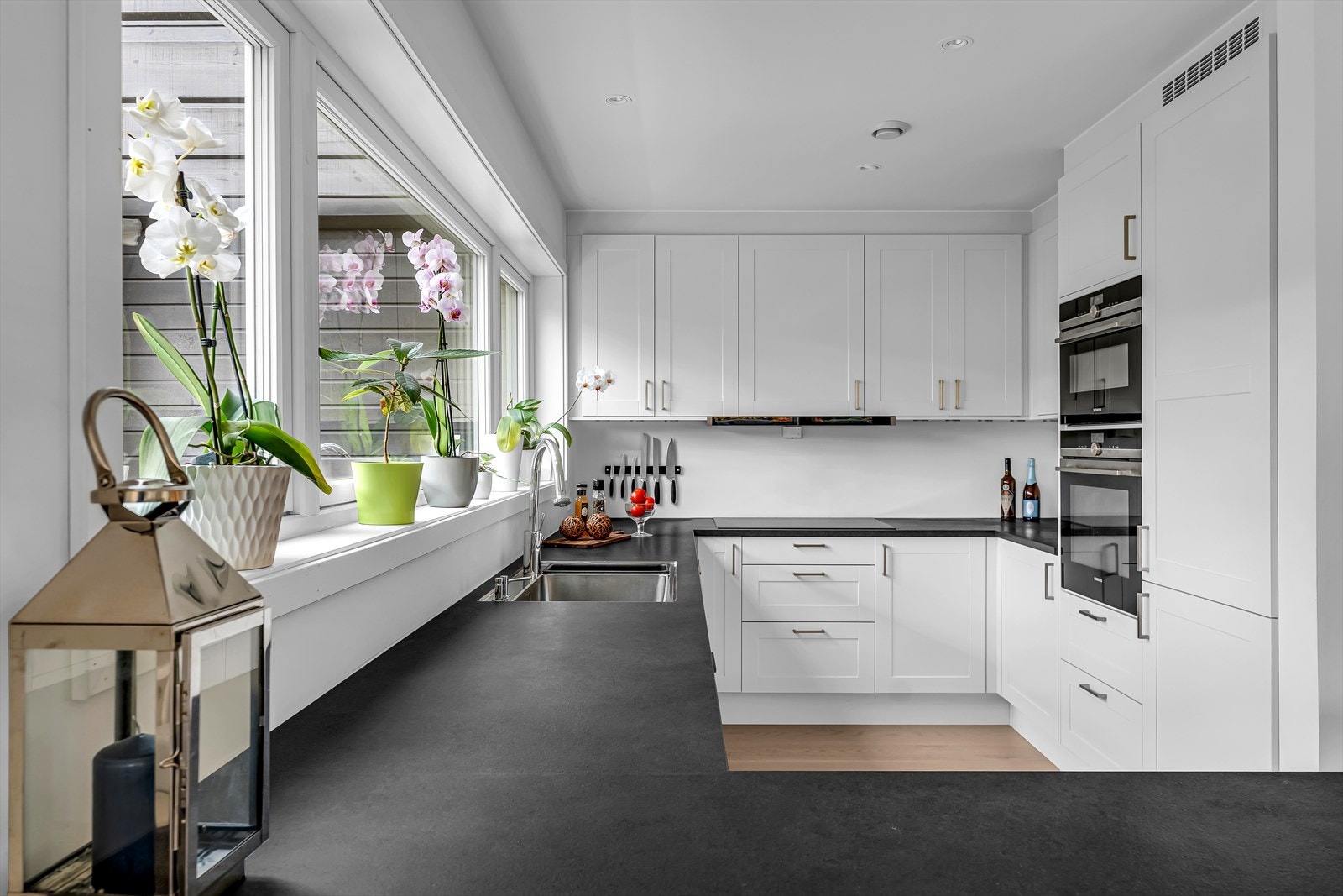 Kjøkkenet er fra Sigdal (2017) og fremstår lyst og funksjonelt, med lyse skapfronter og laminat benkeplate. Det er godt med arbeidsplass. Galleribilde