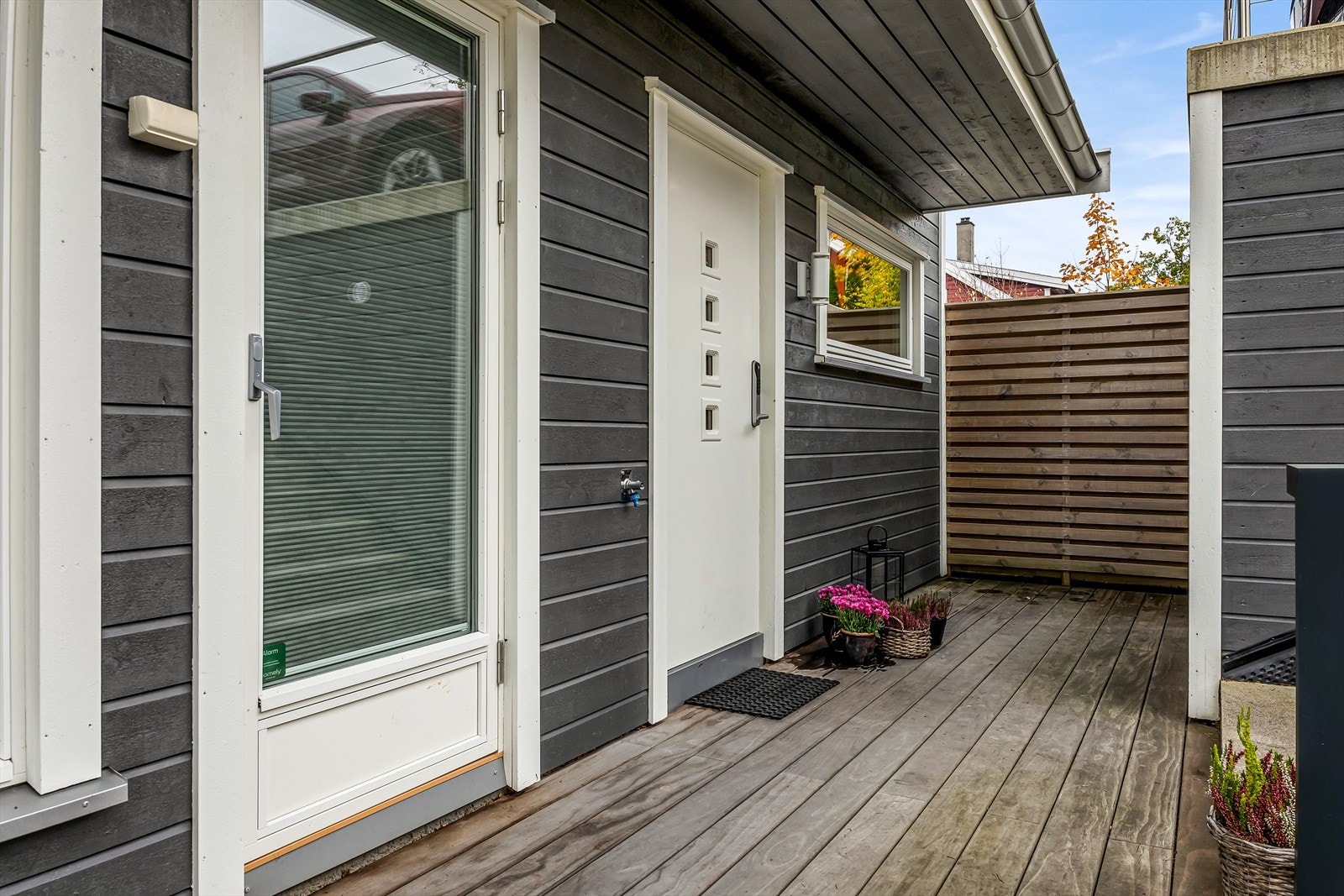 Inngangsparti med bod utenfor. Galleribilde