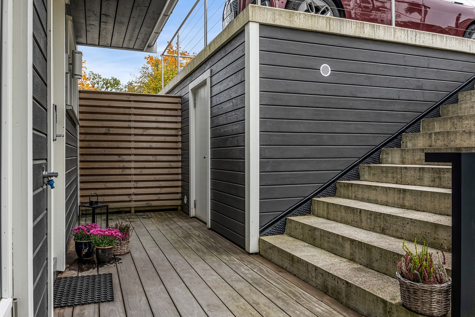 Inngangsparti med bod utenfor. Galleribilde