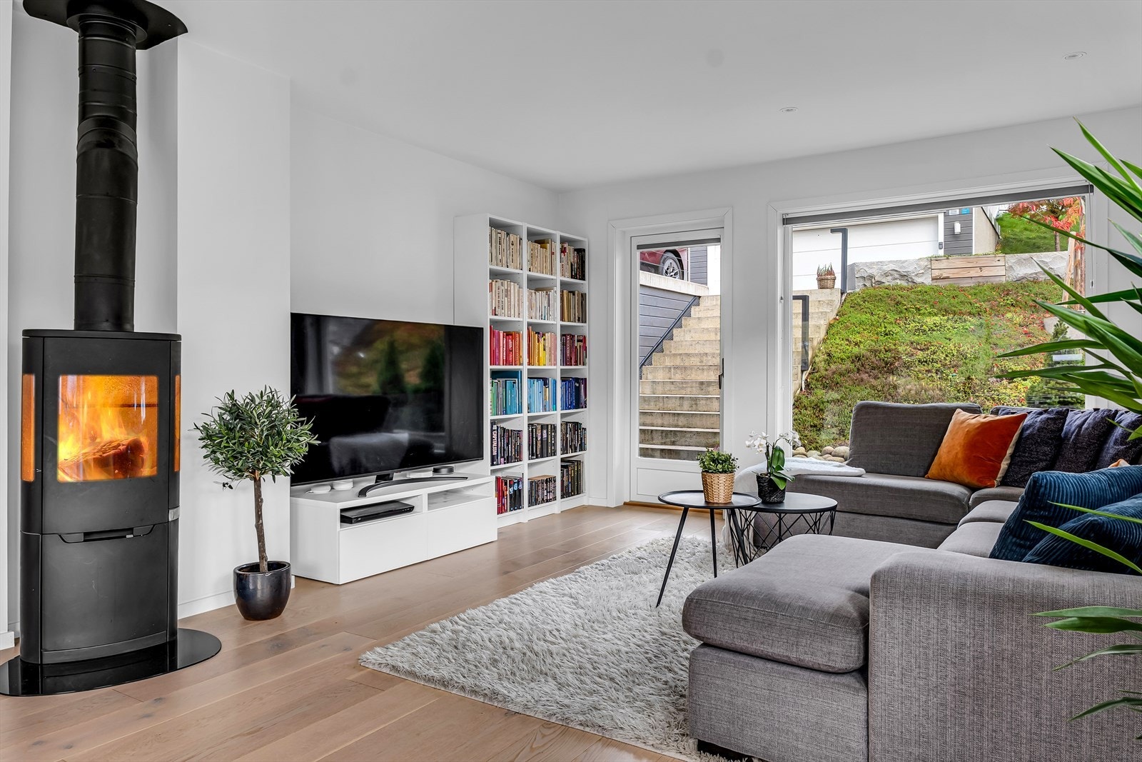 Stuen har peisovn som varmer godt på kalde vinterdager og som gir en hyggelig atmosfære. Galleribilde