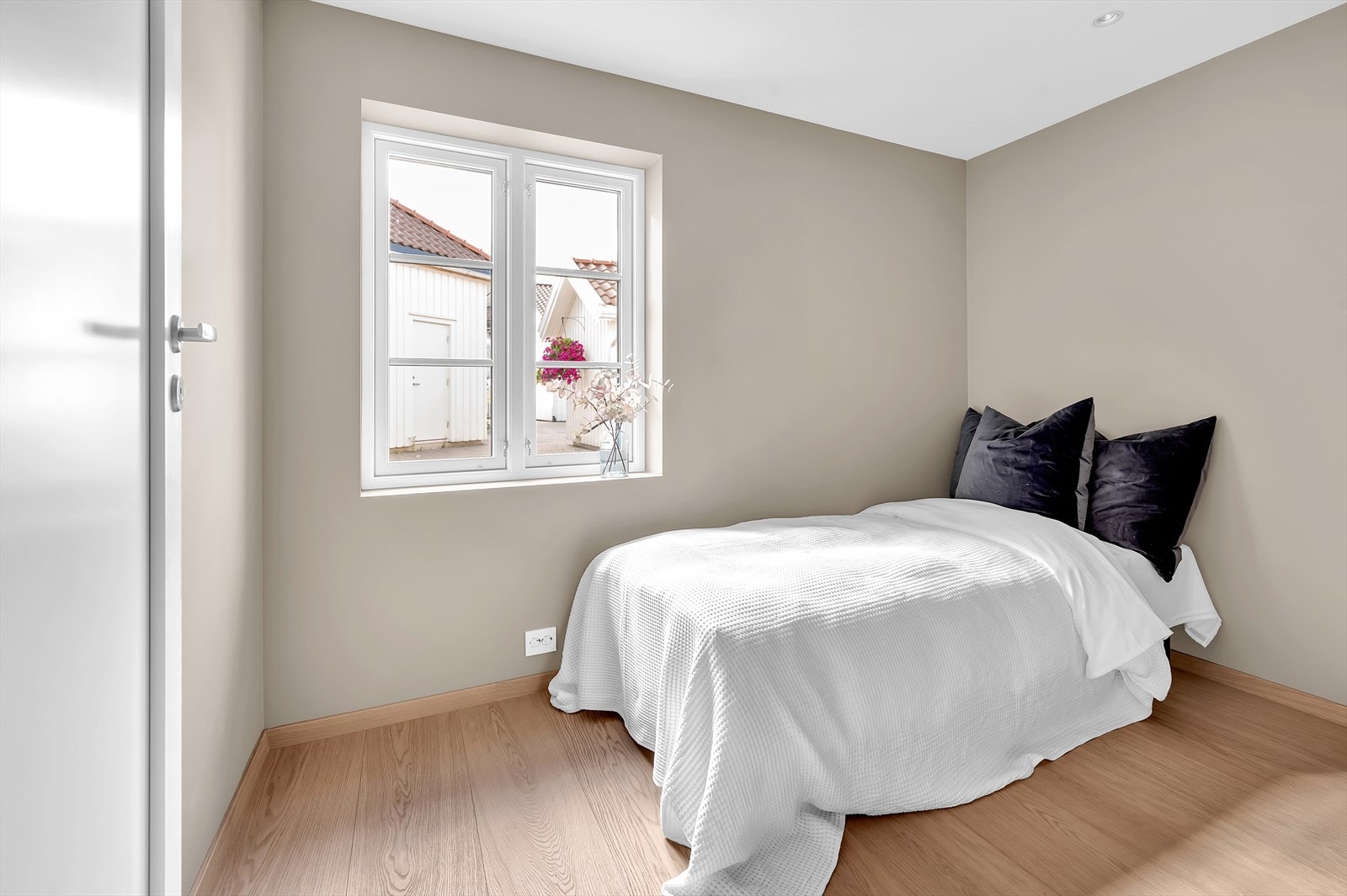 Soverom 2 med plass til både seng og garderobeløsning Galleribilde