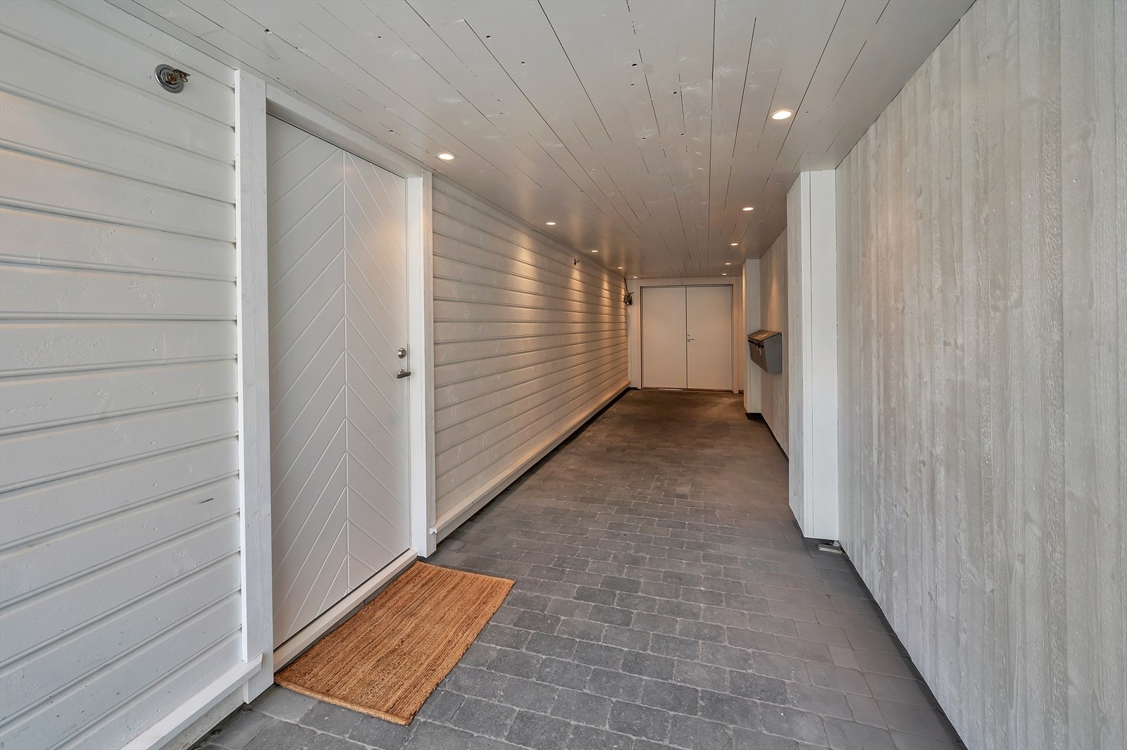 Fra gaten kommer du inn i lukket svalegang. Galleribilde