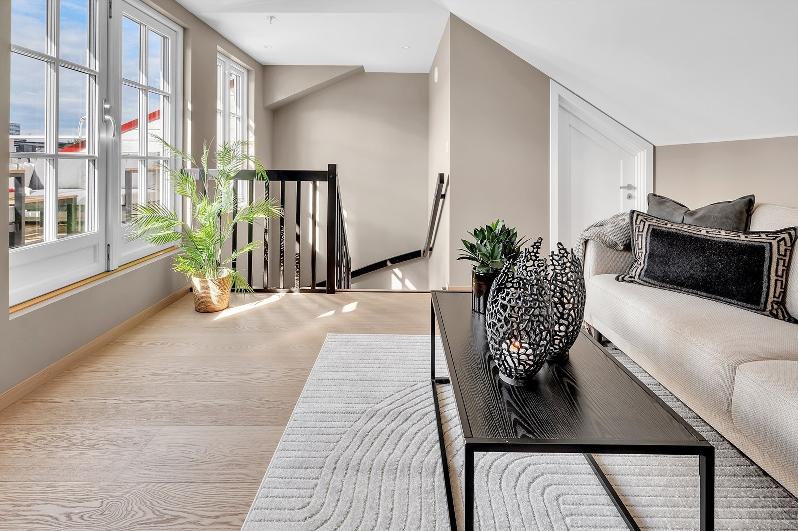 Egen loftstue med utgang til privat takterrasse og sol hele dagen! Galleribilde