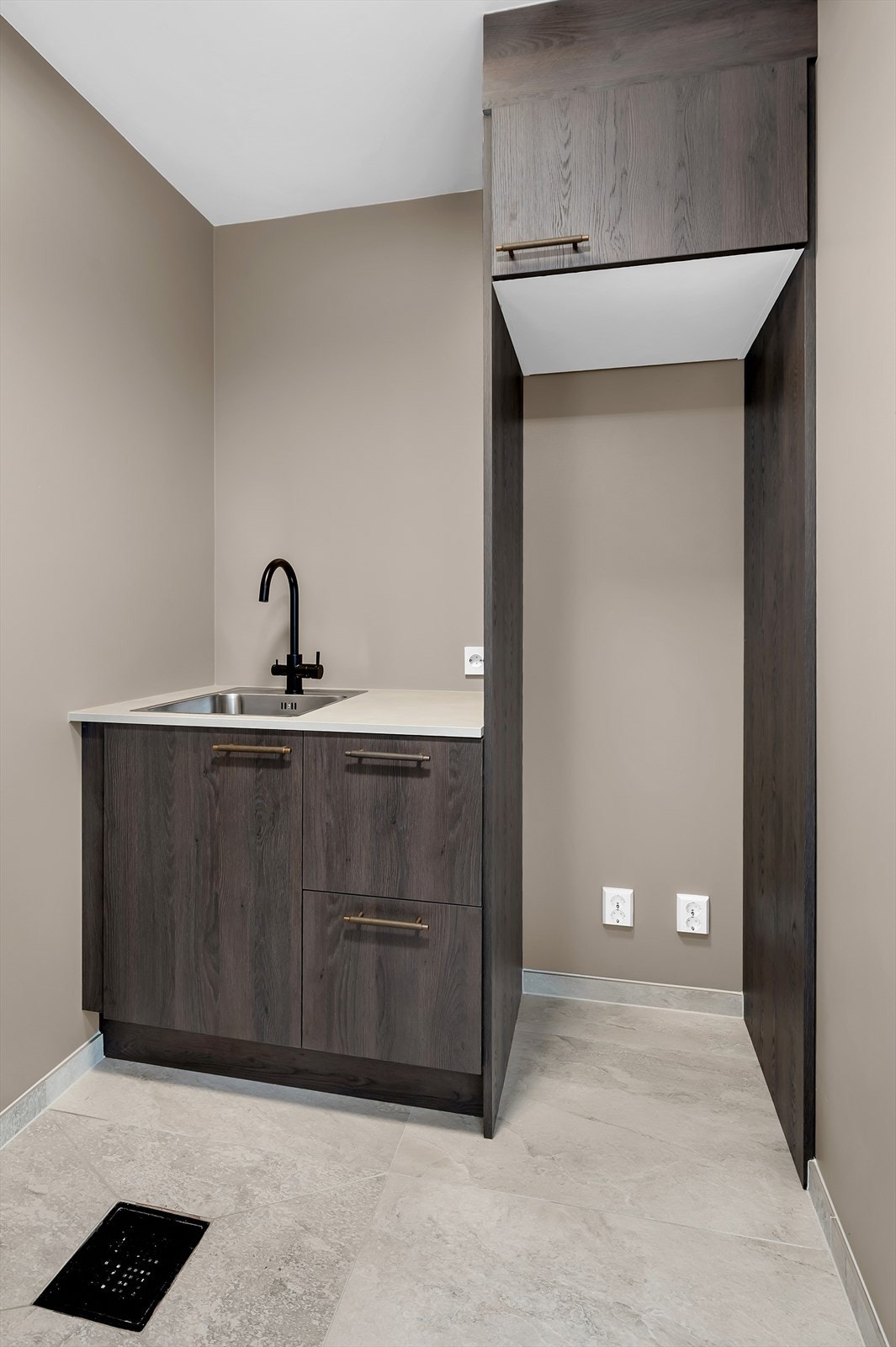 Hovedetasjen har også et praktisk og god utnyttet vaskerom med opplegg til vaskemaskin og tørketrommel Galleribilde