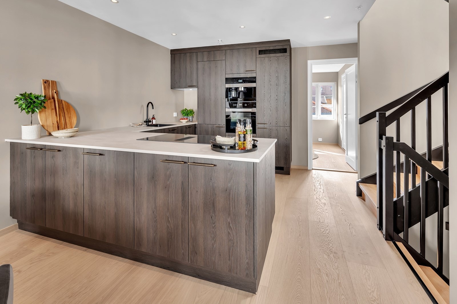 Nydelig kjøkken levert fra Strai med praktisk utforming og integrerte hvitevarer Galleribilde