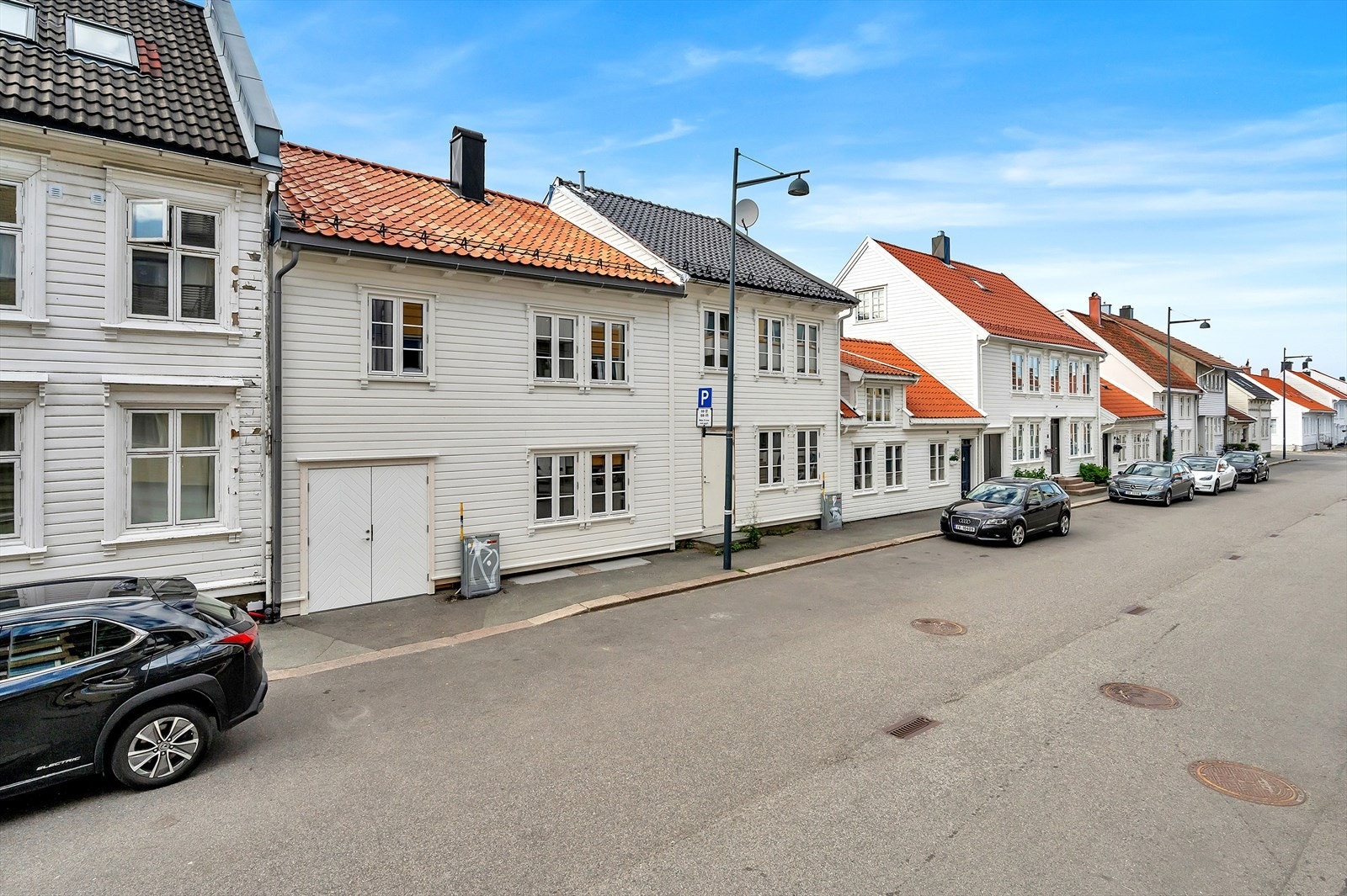 Innbydende fasade mot gaten, med direkte adkomst fra fortauet til felles inngangsparti. Eiendommen ligger i en sjarmerende, rolig gate med historisk trehusbebyggelse og god tilgjengelighet. Galleribilde