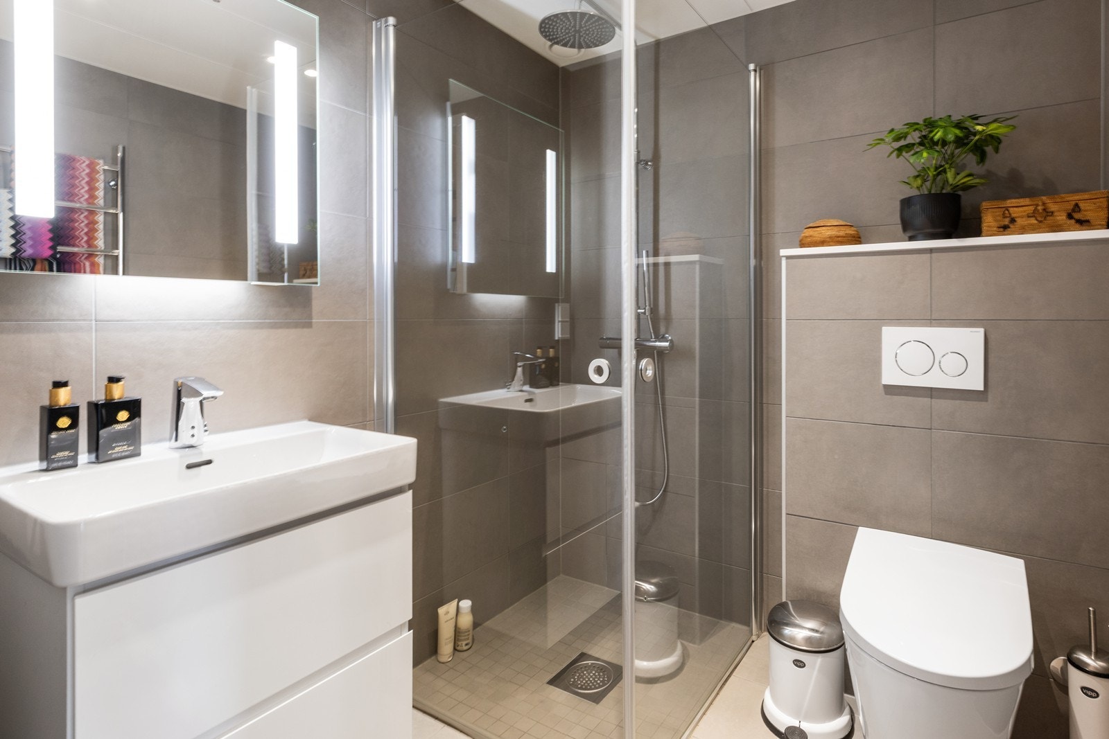 Bad 2 av 2, med adkomst fra hall/entré Galleribilde