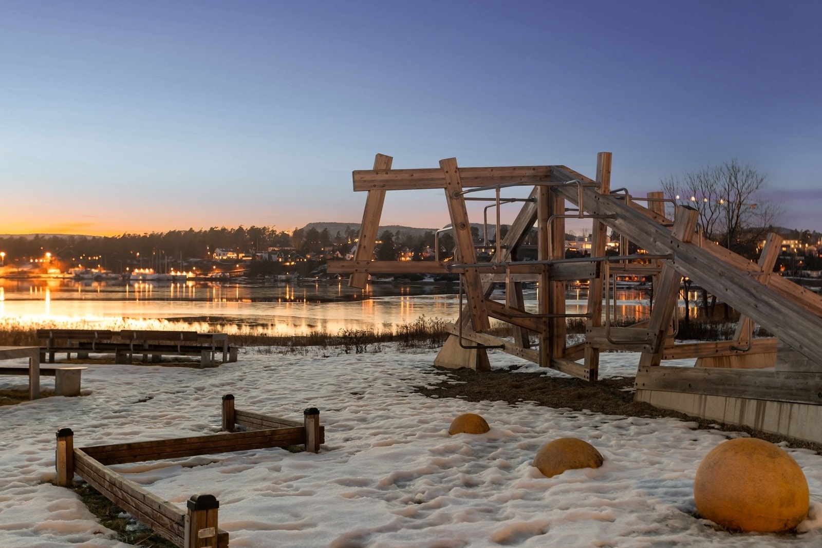 En rekke lekeplasser i området, rikelig med turstier langs vannet og gangveier i Nansenparken. Galleribilde