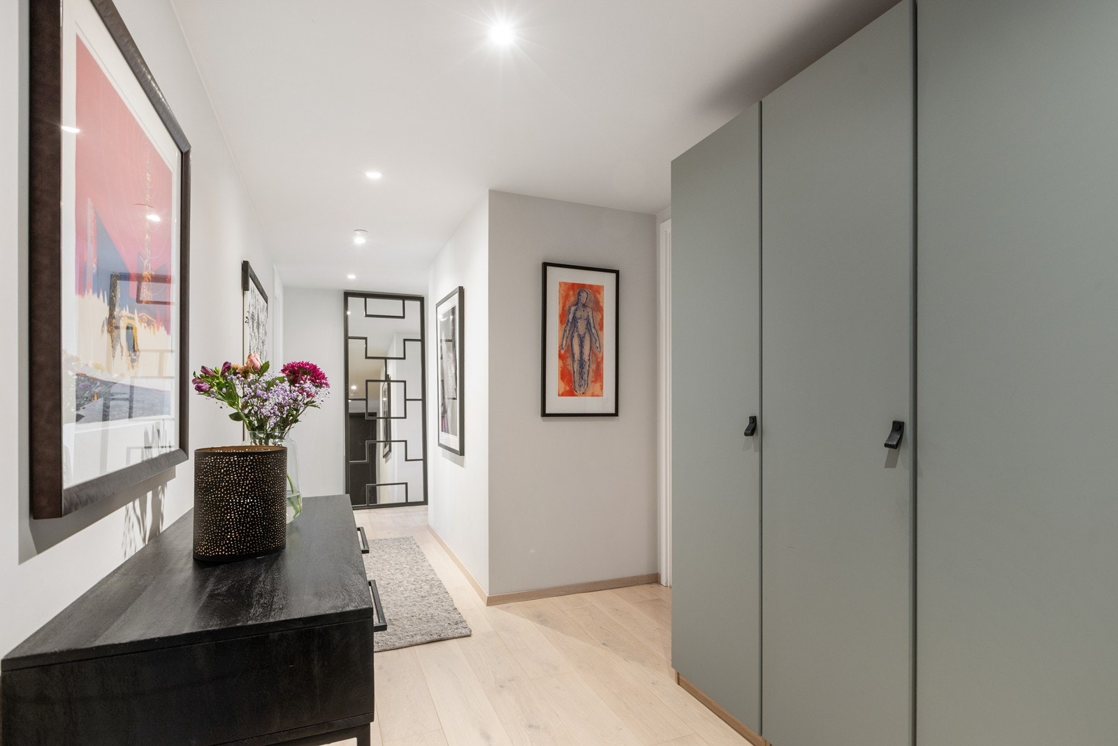 Romslig hall/entré med gode oppbevaringsmuligheter i garderobeskap. Galleribilde