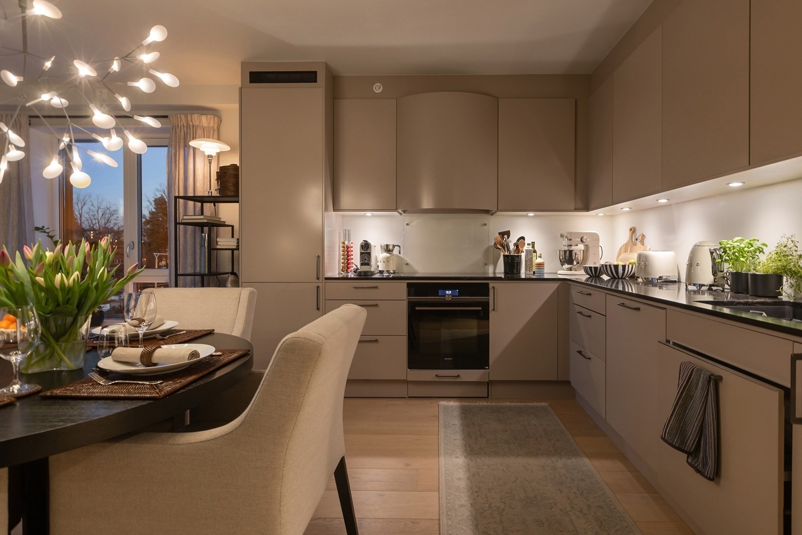 Kjøkkenet har innredning med glatte fronter og benkeplate av stein. Galleribilde