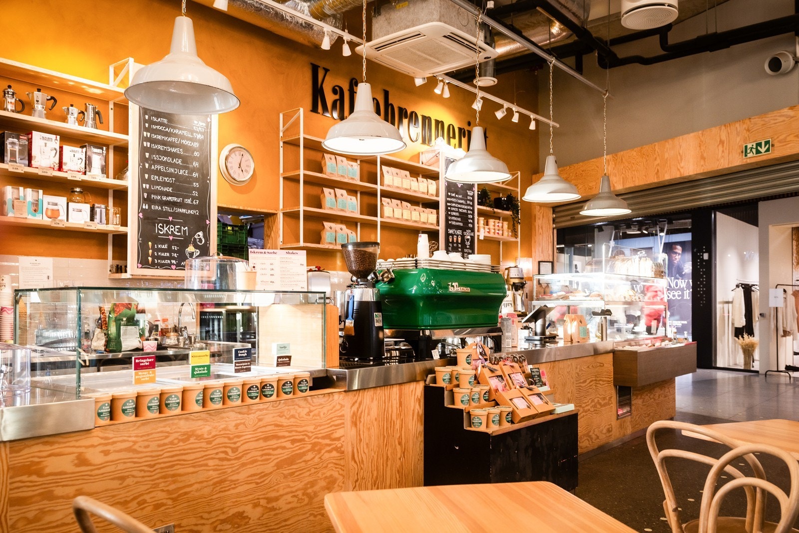 Fornebu S har rikelig med butikker, caféer, spisesteder, dagligvarer, apotek og vinmonopol. Galleribilde