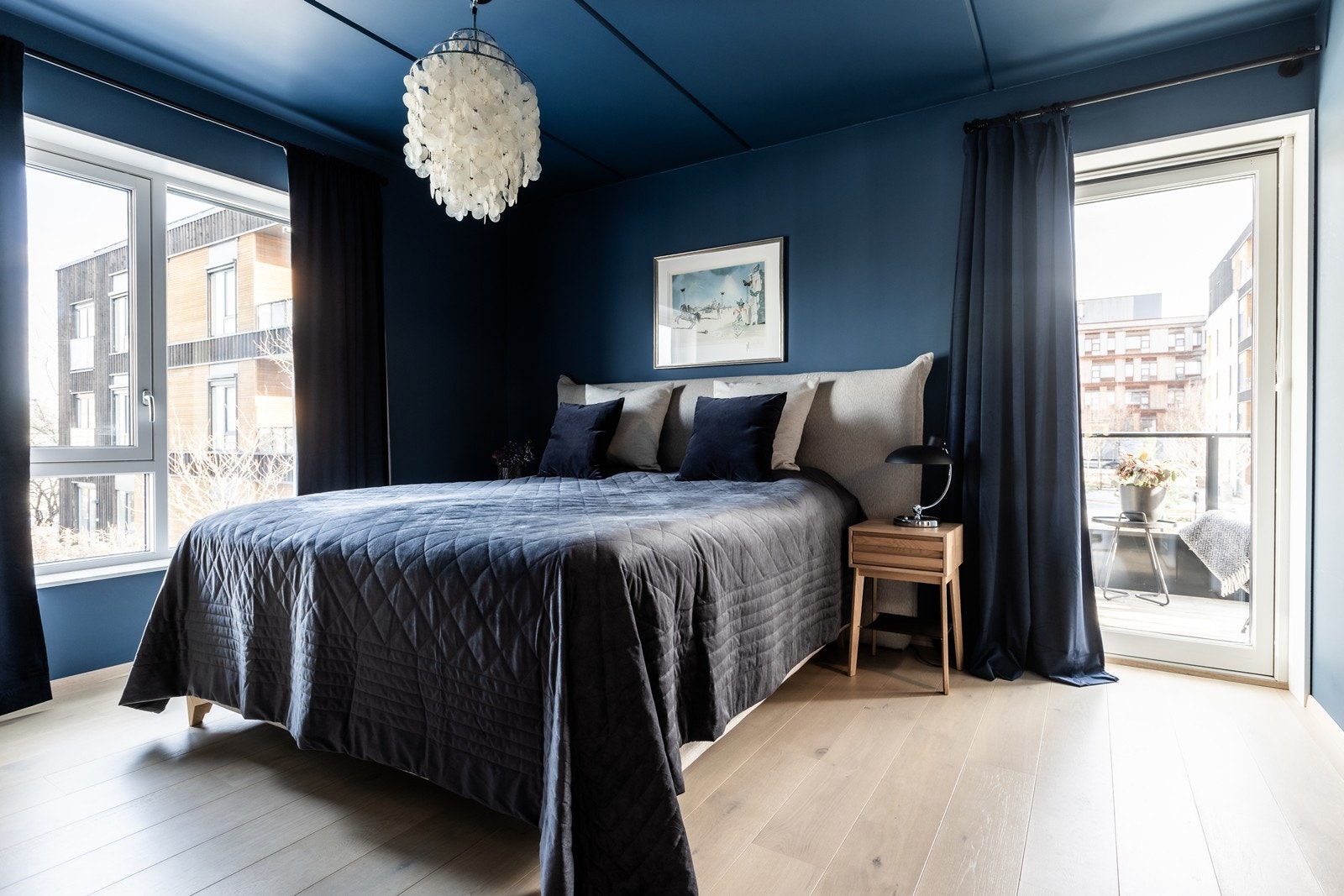 Hovedsoverommet har stort vindu ut mot natur omgivelser, og utgang til balkong på 4,3m² Galleribilde