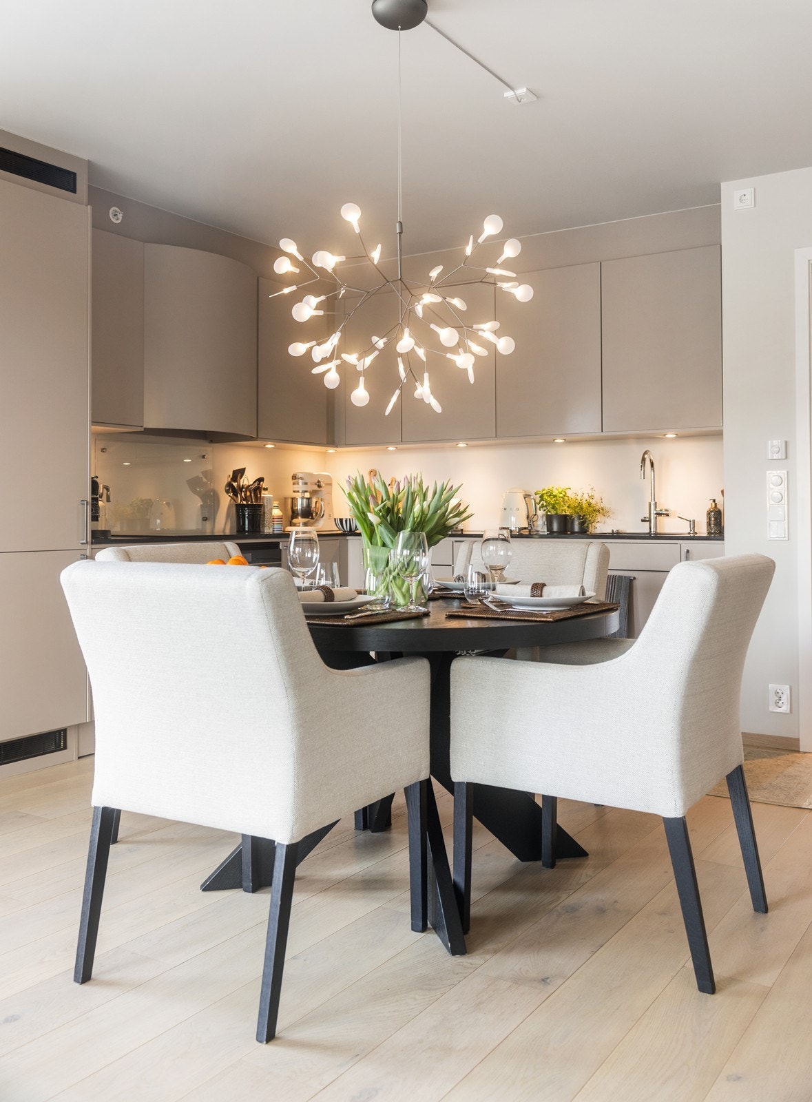 Hyggelig spiseplass i tilknytning til kjøkkenet. Galleribilde