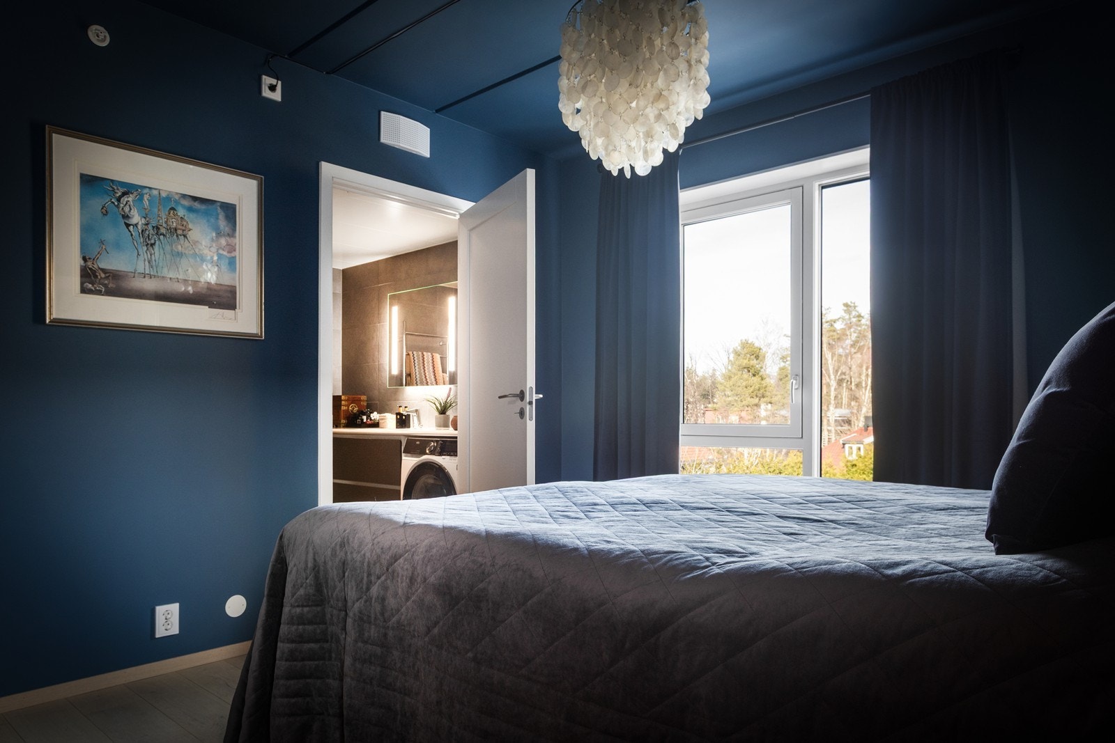 Hovedsoverommet har tilgang til eget bad. Legg merke til den fine utsikten fra hovedsoverommet. Galleribilde